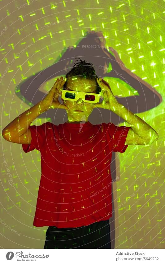 Niedliches Kind mit 3D-Brille im Neonstudio mit gelben Lichtern Junge 3d glühen neonfarbig unterhalten sorgenfrei futuristisch leuchten Kindheit niedlich Frisur