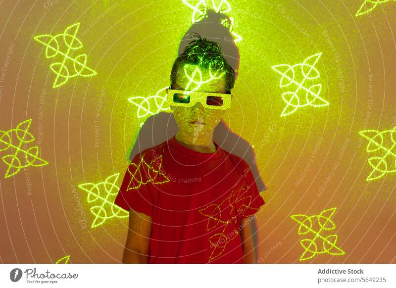 Niedliches Kind mit 3D-Brille im Neonstudio mit gelben Lichtern Junge 3d glühen neonfarbig unterhalten sorgenfrei futuristisch leuchten Kindheit niedlich Frisur