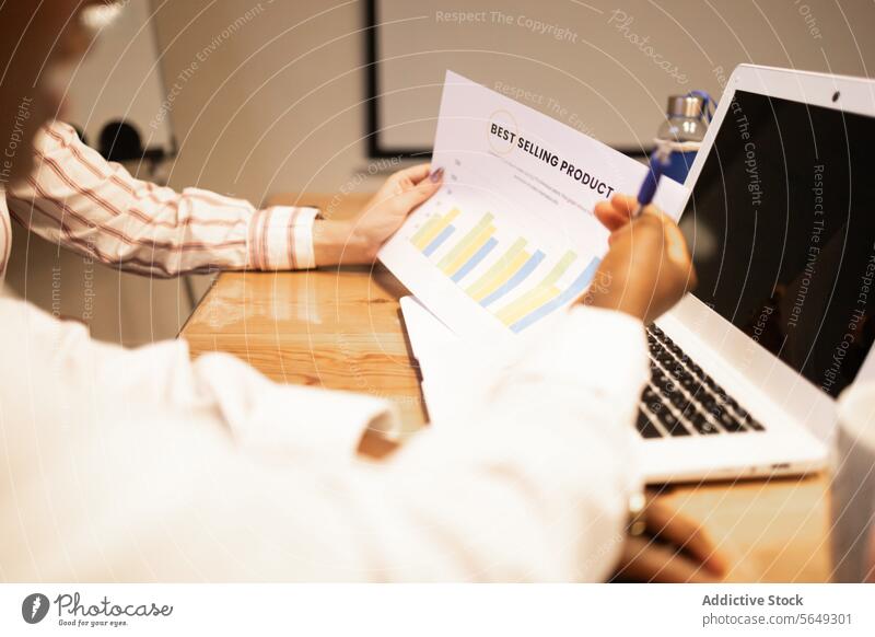 Angestellter beim Analysieren von Datendiagrammen mit Laptop auf dem Schreibtisch im Büro Tabelle Analyse pc Grafische Darstellung Projekt Business Sitzung