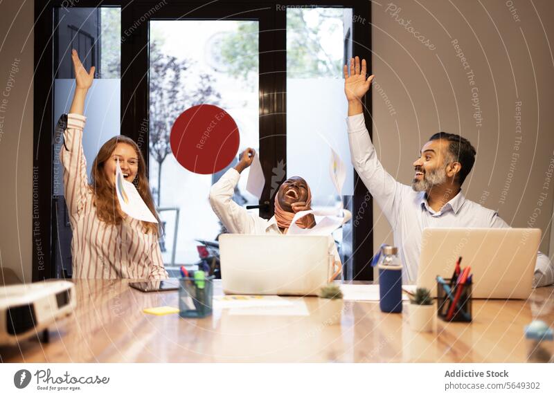 Begeisterte Geschäftsleute mit Laptops, die ihren Erfolg im Büro feiern Mitarbeiterin Kollege Lächeln Sieg pc Netbook Arbeit Arme hochgezogen erreichen gewinnen