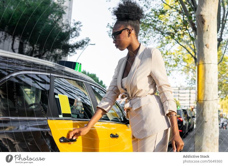 Serious black Junge Geschäftsfrau steigt in öffentliche Verkehrsmittel ein Unternehmer Taxi elegant Formale offen Tür Pendler Großstadt Öffentlich Transport