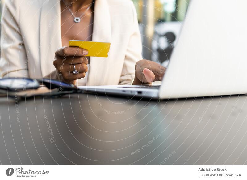 Unerkennbare schwarze Geschäftsfrau beim Online-Shopping im Café Exekutive Kredit Postkarte Laptop online Zahlung kaufen Tisch Manager Komfort Unternehmer