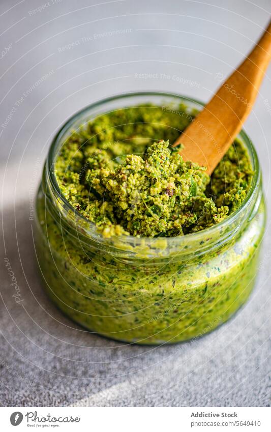 Glas mit Cashew-Minze-Pesto-Sauce auf dem Tisch vorbereiten Saucen grün Gesundheit Mahlzeit heimwärts frisch von oben Lebensmittel gesunde Ernährung Veganer