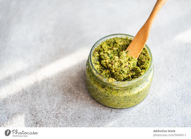 Glas mit Cashew-Minze-Pesto-Sauce auf dem Tisch vorbereiten Saucen grün Gesundheit Mahlzeit heimwärts frisch von oben Lebensmittel gesunde Ernährung Veganer