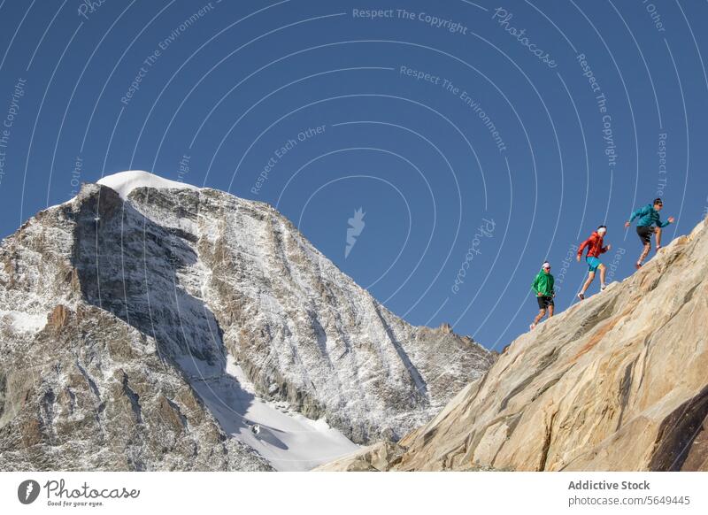 Läufer in voller Montur auf dem Hochgebirgspfad Abenteuer alpin Besteigung Athlet Herausforderung Aufstieg Bekleidung farbenfroh Tatkraft Ausdauer energetisch