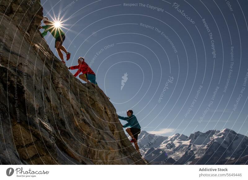 Zwei Bergsteiger, die unter der Sonne den Berg hinaufsteigen Abenteuer alpin Besteigung Aufsteiger Klettern Tageslicht Ausdauer Expedition Hohe Höhenlage