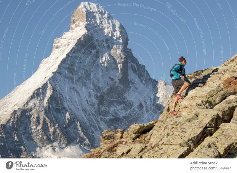 Wanderer mit dem Rücken zum Matterhorn Nachlauf Berge u. Gebirge felsig sportlich Ausrüstung Schifffahrt kultig Hintergrund im Freien Abenteuer alpin Gipfel