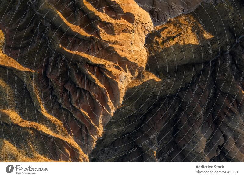 Luftaufnahme der gewundenen Schluchten von Burujón Toledo aus der Vogelperspektive, die das dramatische Wechselspiel von Schatten und Gelände verdeutlicht
