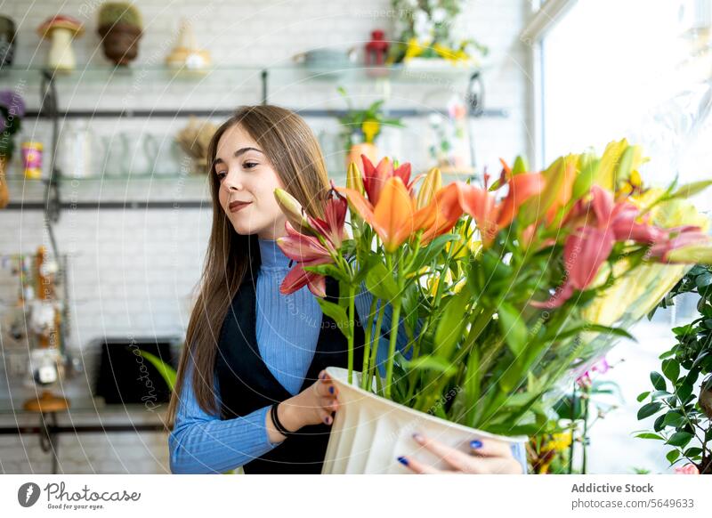 Junge Frau steht mit Blumenstrauß in einem Geschäft Tulpe Blumenhändler Lächeln geblümt Blüte Blütezeit Glück Haufen Dekor Stil Flora frisch Pflanze elegant