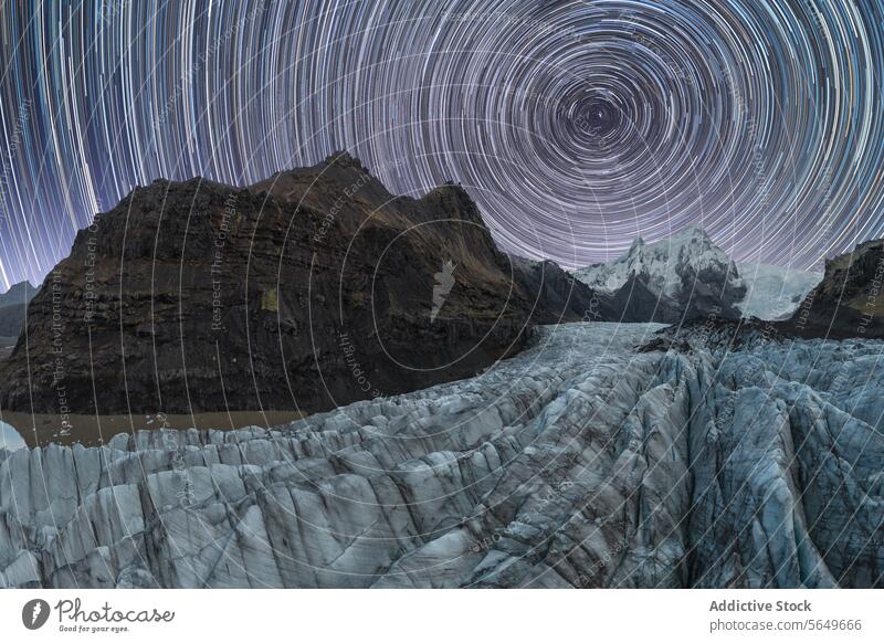 Sternenspuren über dem Vatnajokull-Gletscher Nationalpark Island Nachthimmel robust Gelände Kontrast himmlisch irdisch im Freien natürliche Schönheit Landschaft