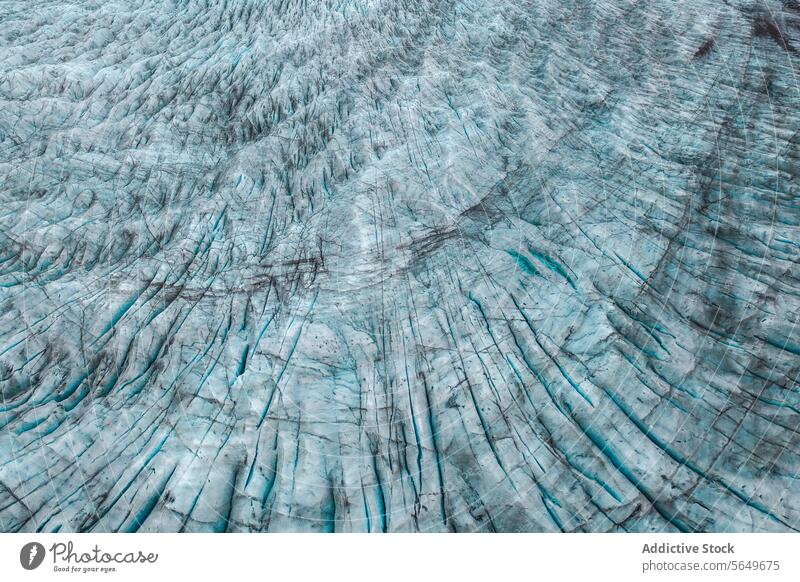 Nahaufnahme der strukturierten trockenen Oberfläche des massiven Vatnajokull-Gletschers mit Rissen in Island an einem Wintertag Eis Schnee Landschaft Natur