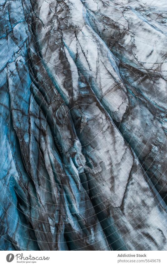Nahaufnahme der strukturierten trockenen Oberfläche des massiven Vatnajokull-Gletschers mit Rissen in Island an einem Wintertag Eis Schnee Landschaft Natur