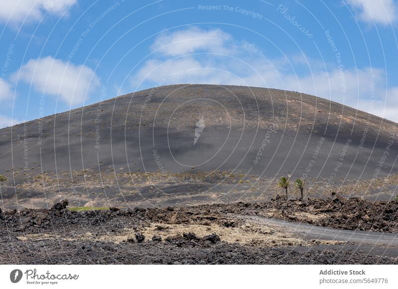 Vulkanischer Hang auf Lanzarote vulkanisch Berge u. Gebirge Berghang Himmel blau Cloud Lava Felsen Landschaft Natur im Freien malerisch unfruchtbar Gelände