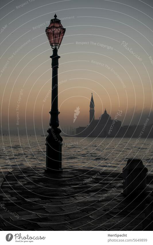 Morgenstimmung In Venedig mit Laterne und San Giorgio Maggiore Gondel (Boot) Italien Außenaufnahme Altstadt Hafenstadt Kanal Tourismus Wasserfahrzeug