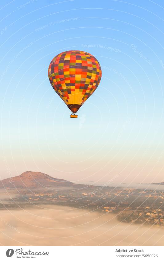 Heißluftballon schwebt im Himmel nebelverhangene Landschaft Ballone Nebel Mexiko Flug Teotihuacán im Freien Abenteuer Verkehr goldene Stunde Romantik Natur