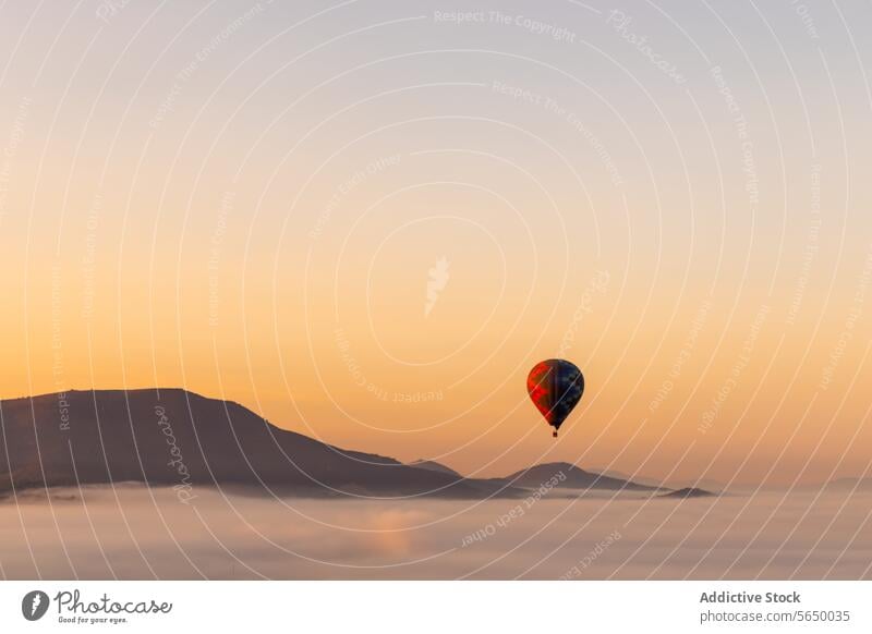 Heißluftballon schwebt bei Sonnenuntergang über den Pyramiden Ballone Standort Fliege spektakulär Ansicht Mond Himmel Abend Tourismus Landschaft reisen