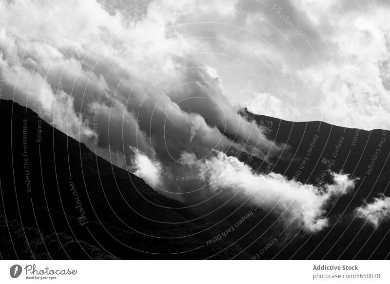 Dramatische Wolken, die einen Berg in Monochrom einhüllen Berge u. Gebirge Cloud schwarz auf weiß dramatisch atmosphärisch robust Umrisslinie Natur Landschaft