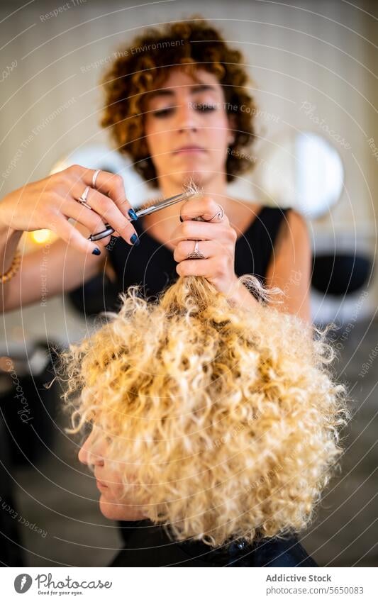 Professioneller Haarschnitt für lockiges blondes Haar Friseur Schneiden Behaarung Schere Strang professionell Salon Stil Pflege Schönheit Haarpflege Frisur