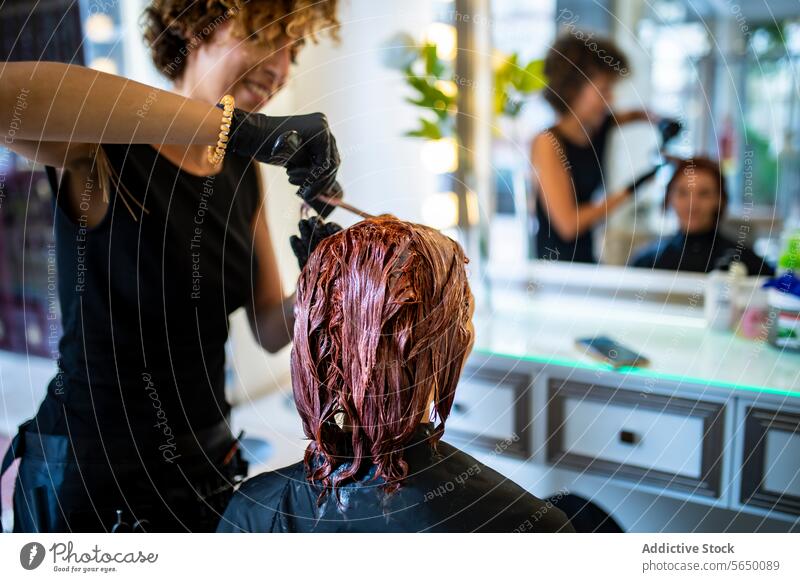 Haarfärbeprozess in einem modernen Salon Behaarung Färbung Stylist Farbstoff Anwendung Klient Friseur Spiegel Reflexion & Spiegelung Arbeit Verlauf Haarpflege