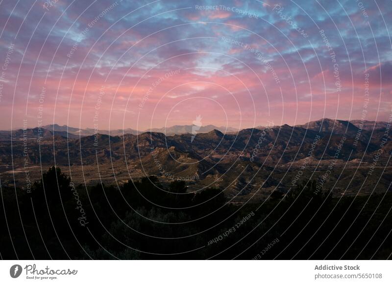 Heiterer Sonnenuntergang über der Berglandschaft von Alicante alicante Spanien Berge u. Gebirge Landschaft Dämmerung Gelassenheit glühen ruhig Schönheit Himmel