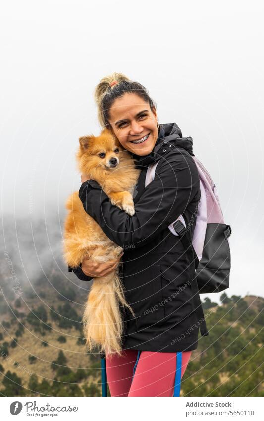 Glücklicher Wanderer mit Pomeranian in Ajusco Pommern Hund Umarmen Lächeln gebirgig Landschaft neblig Cumbres del Ajusco Nationalpark Pico del aguila