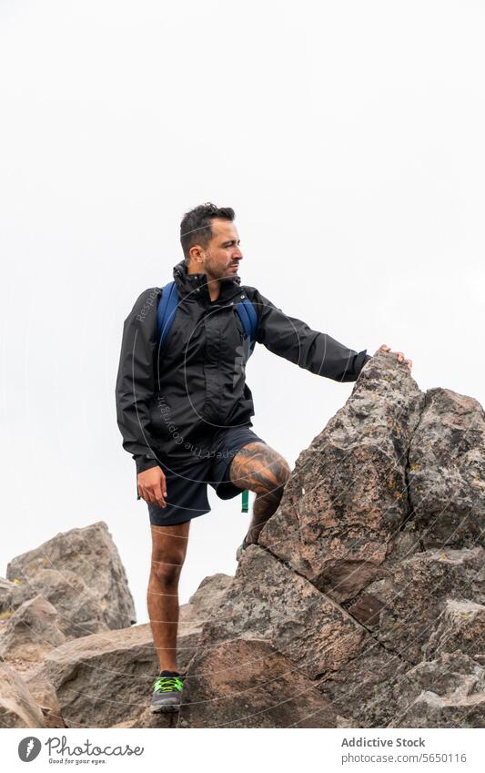 Ernsthafter Wanderer auf dem Ajusco-Gipfel felsig Rucksack Cumbres del Ajusco Nationalpark Pico del aguila Mexico City im Freien Abenteuer reisen Mann Natur