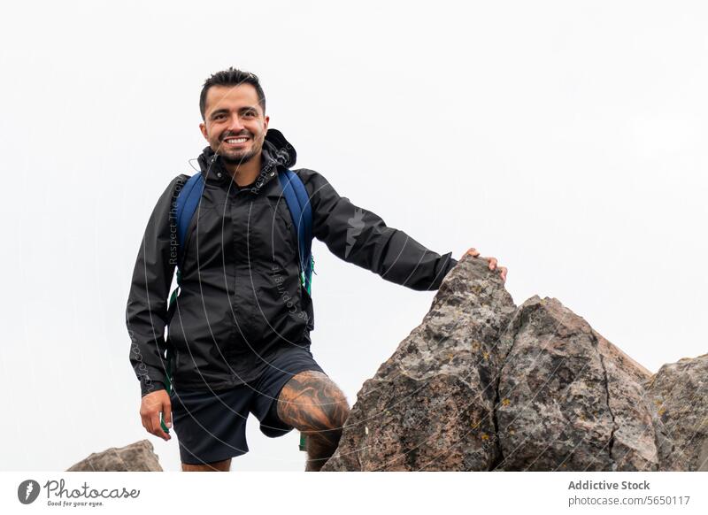 Glücklicher Wanderer auf dem Ajusco-Gipfel felsig Lächeln Rucksack Cumbres del Ajusco Nationalpark Pico del aguila Mexico City im Freien Abenteuer reisen Mann