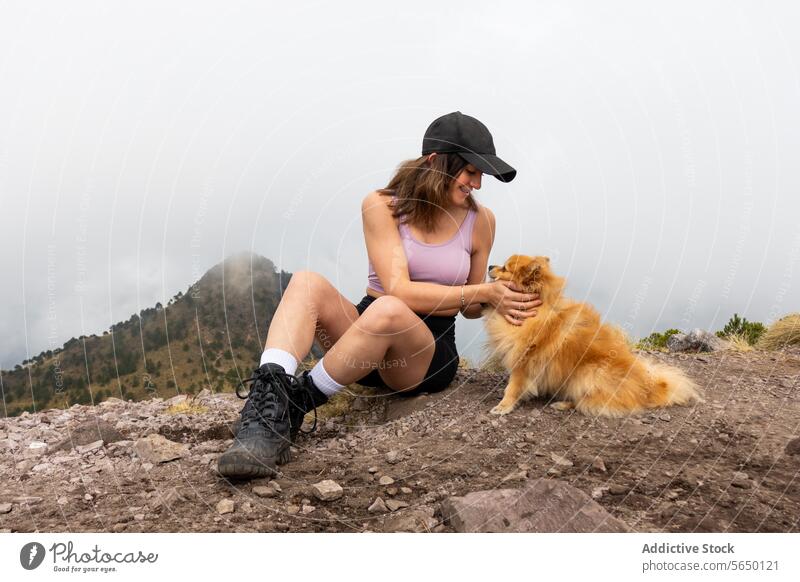 Wanderer sitzend mit Hund in Ajusco Frau Pommern wandern Nachlauf Cumbres del Ajusco Nationalpark Pico del aguila Mexico City im Freien Haustier Natur Bonden