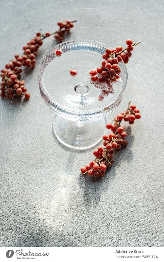 Eleganter Tortenständer aus Glas mit verstreuten Beeren Kuchenstand rot gestreut elegant Textur Oberfläche übersichtlich Zierde Dessert Anzeige Präsentation