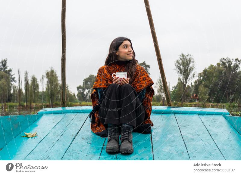 Frau in heiterer Trajinera-Fahrt in Xochimilco Tasse trajinera Mexico City Reflexion & Spiegelung Windstille Wasser Grün Erhaltung Ajolotario