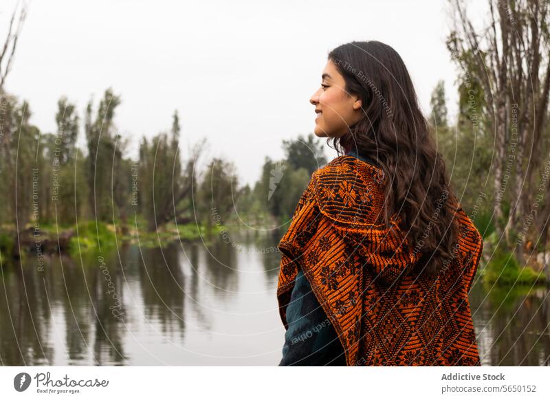 Frau in Gelassenheit auf den Xochimilco-Kanälen Tuch Kanal Wasser Frieden Mexico City trajinera Morgendämmerung lokal Ajolotario Mexikanische Ajolote gefährdet