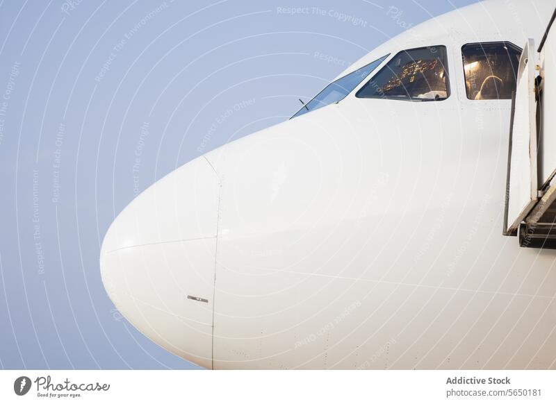 Nahaufnahme der Cockpit-Fenster eines Flugzeugs" Reflexion & Spiegelung Himmel Pilot Luftverkehr Fluggerät Nase Vorderseite Düsenflugzeug reisen Verkehr