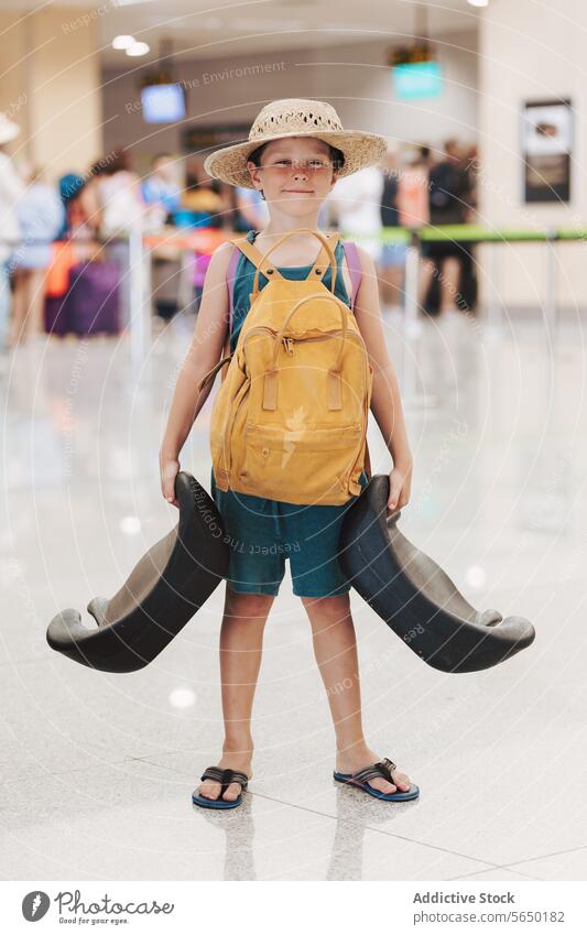Glücklicher Junge mit riesigen Gepäckgriffen Flughafen Koffer Handgriff Hut Lächeln Kind reisen Terminal Passagier Abenteuer Urlaub Reise Sommer Shorts Schuhe