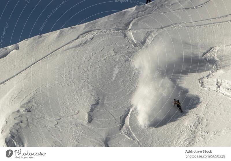 Abenteuer Person Snowboarding auf verschneiter Piste Snowboarder Berge u. Gebirge Berghang unkenntlich aktiv Mitfahrgelegenheit Schnee Hochland Urlaub Winter