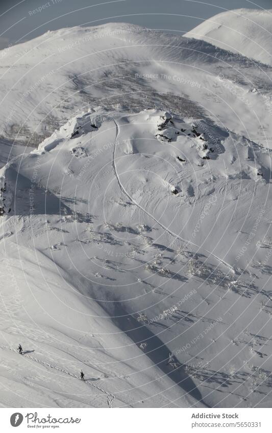 Menschen wandern auf einem majestätischen schneebedeckten Berg Wanderer Schnee Berge u. Gebirge Spaziergang Trekking Luftaufnahme unkenntlich schön Winter