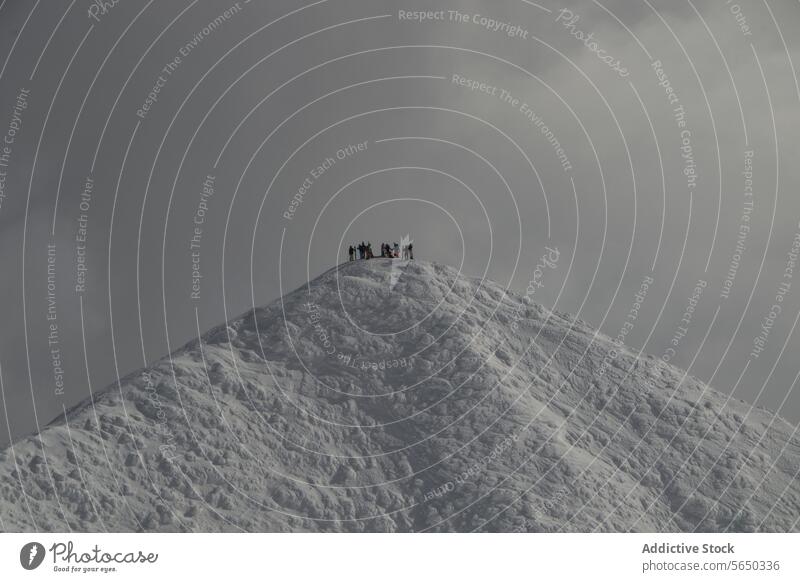 Freunde stehen im Urlaub auf einem verschneiten Berggipfel Menschen Berge u. Gebirge schneebedeckt Gipfel Japan Errungenschaft Menschengruppe Schnee Top