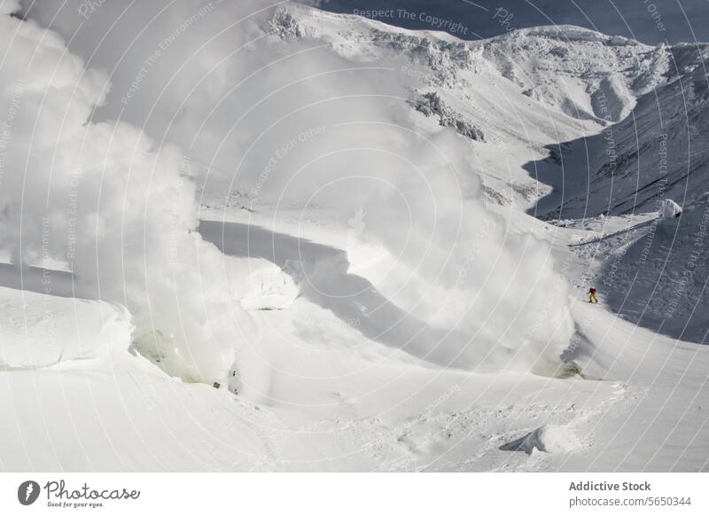 Aktiver Skifahrer beim Skifahren auf schneebedeckten Bergen in Japan Person Abenteuer Winter Berge u. Gebirge von oben Schnee Alpen vulkanisch Rauch aussendend