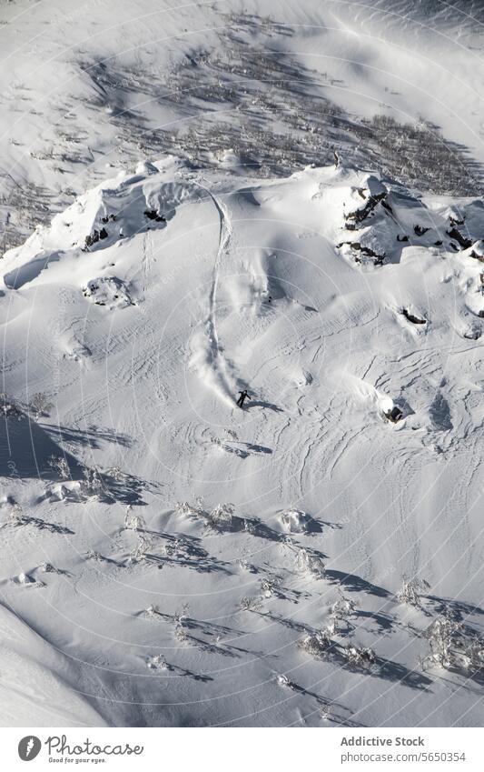 Snowboard fahrende Person Idylle von schneebedeckten Bergen gegen Himmel Berge u. Gebirge Ambitus Winter ruhig malerisch majestätisch sonnig Japan idyllisch