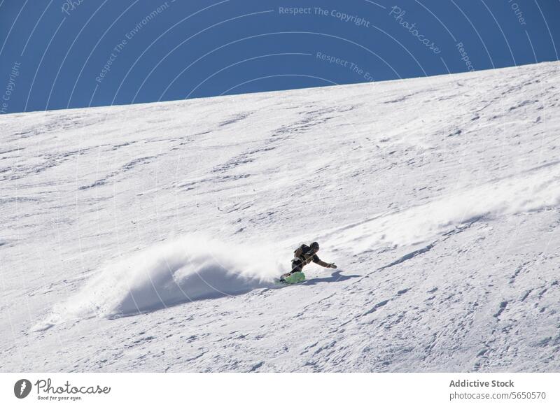 Von unten von Unrecognizable Snowboarder in Aktion genießen Urlaub auf verschneiten Berg in Zermatt gegen blauen Himmel Tourist Sport Schnee Berge u. Gebirge