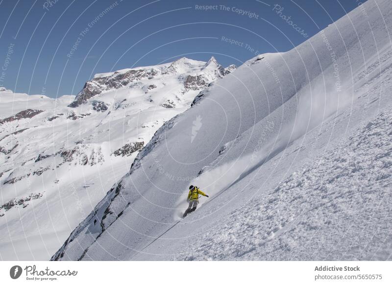 Unbekannter Snowboarder in Aktion genießt Urlaub auf verschneiten Berg in Zermatt unter blauem Himmel Tourist Sport Schnee Berge u. Gebirge Berghang Abenteuer