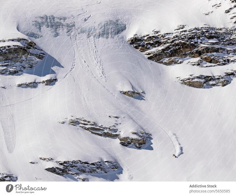 Von oben von anonymen Snowboarder in Aktion genießen Urlaub auf verschneiten Berg in Zermatt Tourist Sport Schnee Berge u. Gebirge Berghang Abenteuer