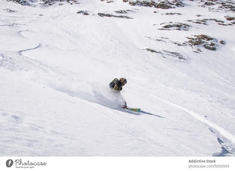 Unbekannter Snowboarder in Aktion genießt Urlaub auf verschneitem Berg in Zermatt Tourist Sport Schnee Berge u. Gebirge Berghang Abenteuer majestätisch