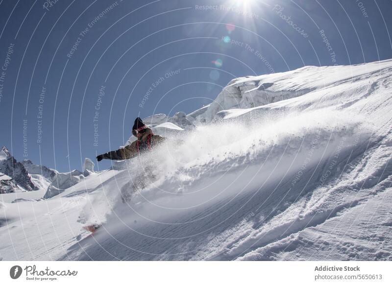 Snowboarder in Aktion genießt Urlaub auf verschneiten Berg in Zermatt unter blauem Himmel Tourist Sport Schnee Berge u. Gebirge Berghang Abenteuer majestätisch