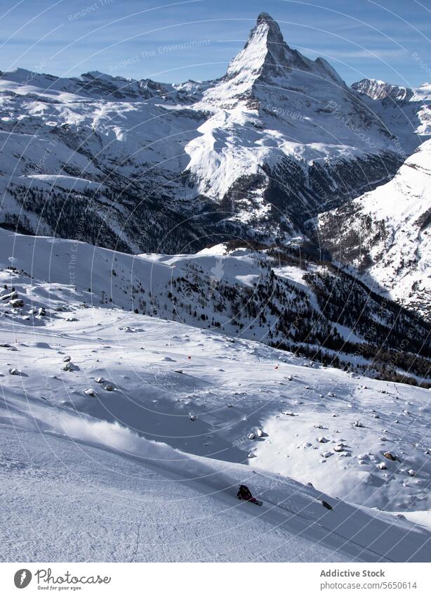 Hohe Winkel von Unrecognizable Snowboarder in Aktion genießen Urlaub auf verschneiten Berghang in Zermatt Tourist Sport Schnee Berge u. Gebirge Abenteuer