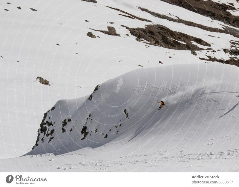 Von oben von anonymen Snowboarder in Aktion genießen Urlaub auf verschneiten Berg in Zermatt Tourist Sport Schnee Berge u. Gebirge Berghang Abenteuer