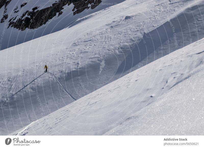 Von oben Anonymer Tourist im Skianzug beim Skifahren auf einem Berghang im Urlaub in den Schweizer Alpen Skifahrer Schnee Berge u. Gebirge Abenteuer Mut