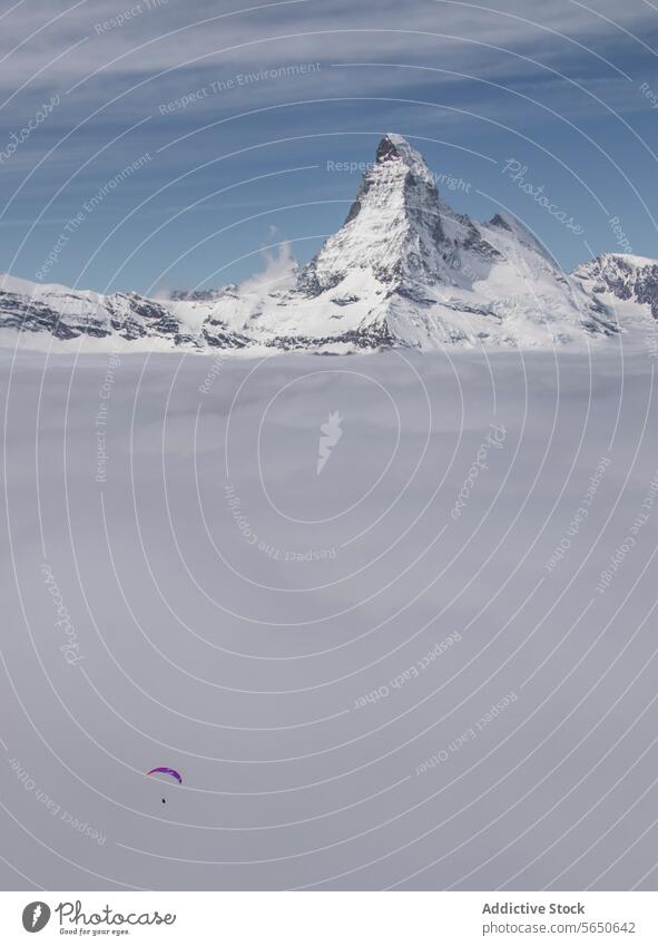 Unbekannter Tourist übt Fallschirmspringen gegen Schneefelsen in Zermatt Berge u. Gebirge Landschaft majestätisch Abenteuer Winter Natur reisen extrem kalt