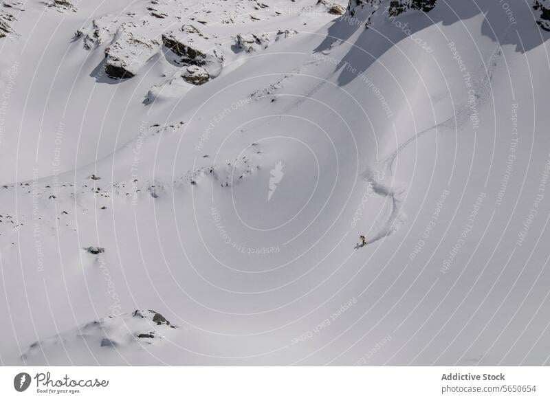 Hoher Winkel von Anonymous Mann Snowboarden auf dem Berg an einem sonnigen Tag in Zermatt Tourist Schnee Sport majestätisch Berge u. Gebirge Berghang Landschaft