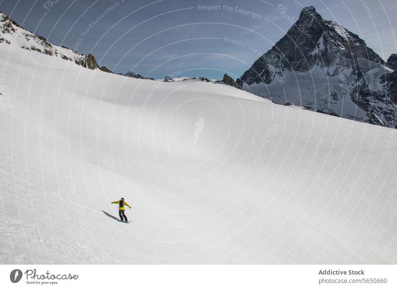 Rückenansicht von anonymen Snowboarder in Aktion genießen Urlaub auf verschneiten Berg in Zermatt unter blauem Himmel Tourist Sport Schnee Berge u. Gebirge