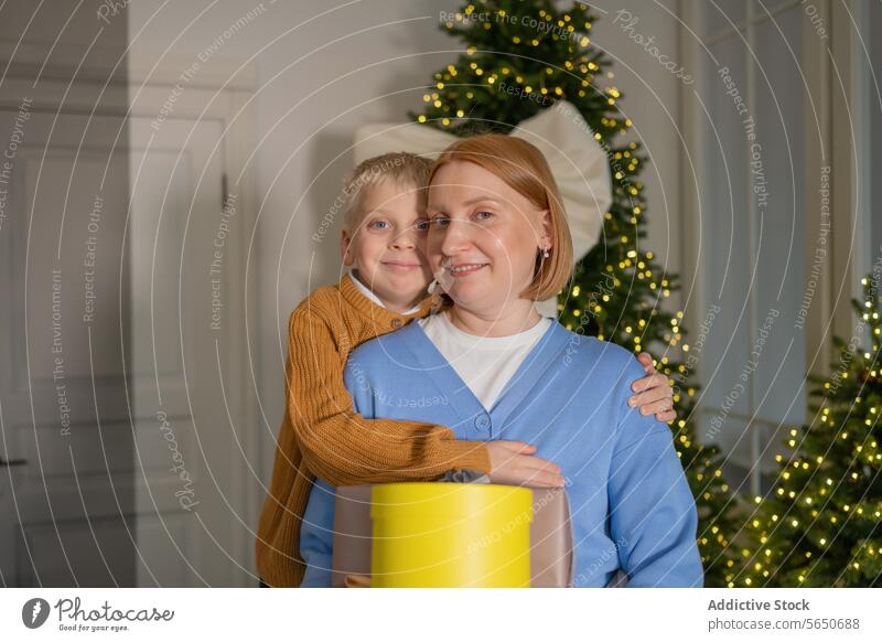 Freudige Mutter und Sohn teilen einen Weihnachtsmoment Weihnachten Umarmen Familie Freude festlich Wärme Dekoration & Verzierung Baum Feier Feiertag